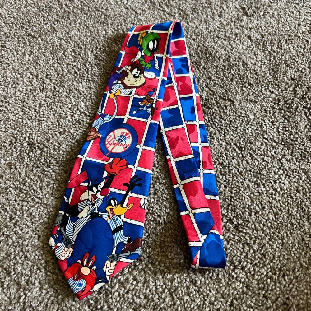Looney Tunes Necktie Yankees MLB Baseball Cartoon Characters Novelty Tie 0340‎